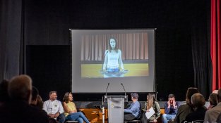 Desenes de persones es van concentrar a la sala de la Societat