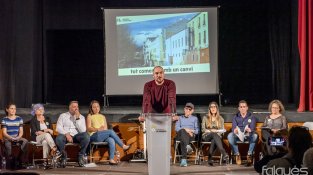 Desenes de persones es van concentrar a la sala de la Societat
