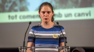 Desenes de persones es van concentrar a la sala de la Societat