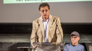 Desenes de persones es van concentrar a la sala de la Societat