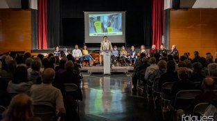 Desenes de persones es van concentrar a la sala de la Societat