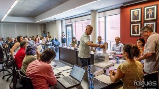 Daniel Cardona dipositant el seu vot a l'urna