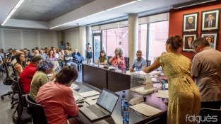 Sívlia Aznar dipositant el seu vot a l'urna