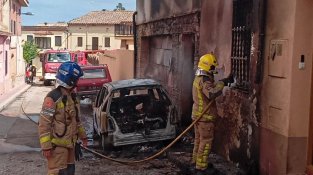 El vehicle i un dels immobles afectats