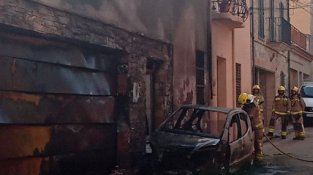 El vehicle i un dels immobles afectats