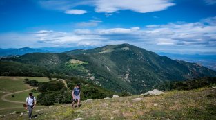 Pujant cap al Pic dels Pastors. Al fons, el Puigneulós