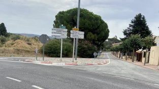 És l'encreuament entre les tres principals carreteres d'accés al poble