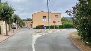És l'encreuament entre les tres principals carreteres d'accés al poble