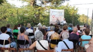 Més d'un centenar de persones es van acostar als Jardins de la Societat