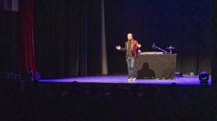 L'artista va interactuar molt amb el públic jonquerenc