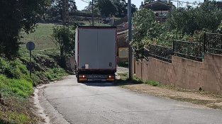 Un vehicle de gran tonatge circulant cap al centre de l'Estrada
