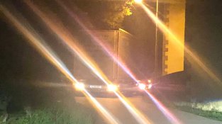 Un altre dels camions, encallat de nit al mig de l'Estrada