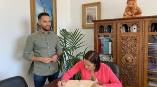 L'alcaldessa, Míriam Lanero, signant el llibre d'honor