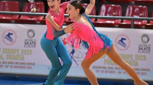 En Yeray patinant amb la Valèria