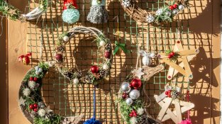 Van exposar decoracions i utensilis de diversos tipus (cliqueu per ampliar)