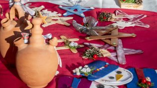 Van exposar decoracions i utensilis de diversos tipus (cliqueu per ampliar)