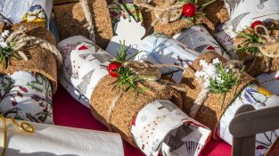 Van exposar decoracions i utensilis de diversos tipus (cliqueu per ampliar)