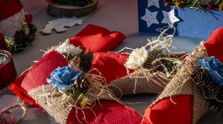 Van exposar decoracions i utensilis de diversos tipus (cliqueu per ampliar)