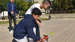 Els estudiants de 3r d'ESO van construir coets aerodinàmics