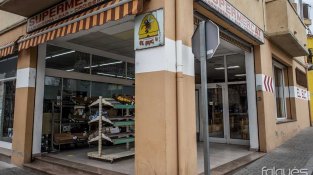 En Juan i l'Anna amb el seu fill Adrià, que continuarà treballant al supermercat