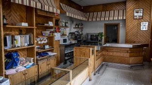 En Juan i l'Anna amb el seu fill Adrià, que continuarà treballant al supermercat