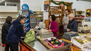 En Juan i l'Anna amb el seu fill Adrià, que continuarà treballant al supermercat