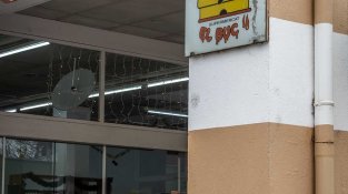 En Juan i l'Anna amb el seu fill Adrià, que continuarà treballant al supermercat