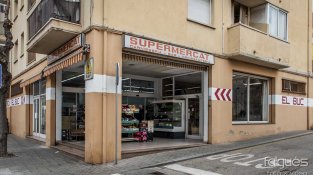 En Juan i l'Anna amb el seu fill Adrià, que continuarà treballant al supermercat