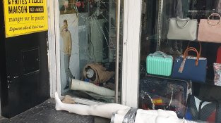 Els lladres han provocat diversos desperfectes al local (cliqueu per ampliar)