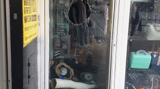 Els lladres han provocat diversos desperfectes al local (cliqueu per ampliar)