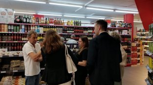 Alguns comerciants, durant una visita dels representants de la Generalitat