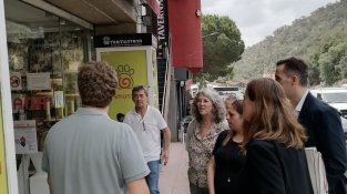 Alguns comerciants, durant una visita dels representants de la Generalitat