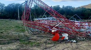 Enderroquen les torres del Galatea i la promotora del parc ho denuncia com a acte vandàlic