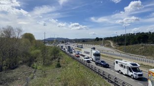 La grua ja treballa per retirar el vehicle