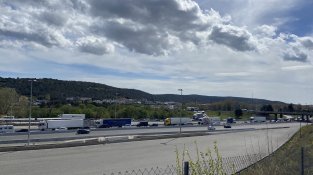La grua ja treballa per retirar el vehicle