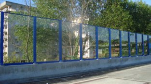 Pantalla acústica transparent fabricada per NUDEC, a Polinyà (Barcelona).