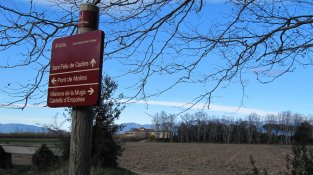 Algunes de les rutes tenen senyalització específica, i altres segueixen altres senders variats