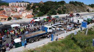La crònica: així han viscut els pagesos el tall de frontera a la Jonquera