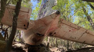 Restes de l'avió DC-6 adaptat per a extinció d'incendis