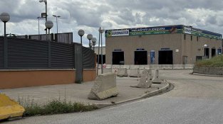 Peces de formigó "New Jersey" en una de les voreres a l'entorn del prostíbul Paradise