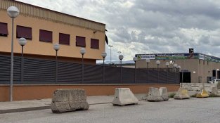 Peces de forming New Jersey ocupant places d'aparcament del polígon