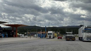 Paviment deteriorat i sense senyalització en el carrer principal del polígon Mas Morató