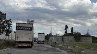 Camions literalment estacionats en un carril de circulació del carrer Canigó de la Jonquera