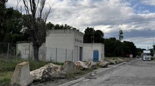 Pedres tipus escullera sobre una de les voreres del carrer Canigó