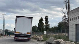 En alguns trams les voreres han, gairebé, desaparegut al carre Canigó