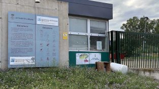 Accedir a la deixalleria, tasca poc aconsellable pel mal estat del carrer i els vehicles mal estacionats