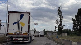 Peces de formigó New Jersey i camions aparcats al bell mig del carrer, una estampa habitual del polígon Vilella