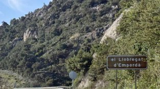 Riu Llobregat d'Empordà al seu pas pel Portús, en un pont de l'Ap-7