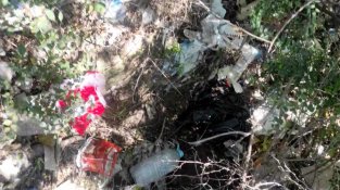 SOS Jonquera denuncia les deixalles al torrent de Comunera