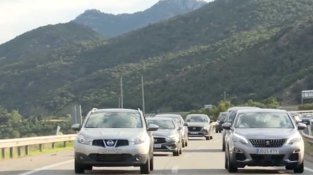 La comitiva de vehicles arribant a la Jonquera